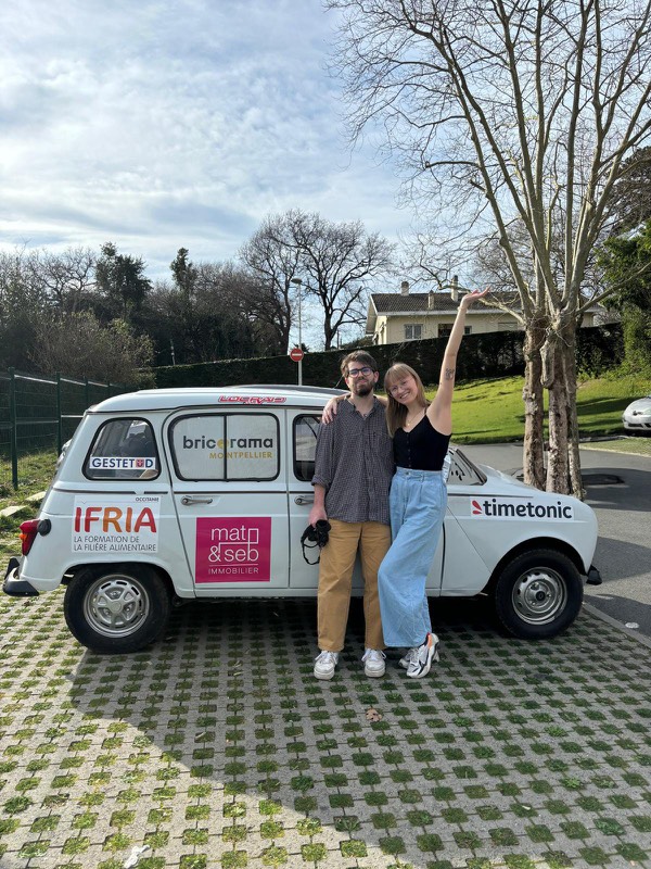 Nos étudiants prenant le départ de la course 4L Trophy