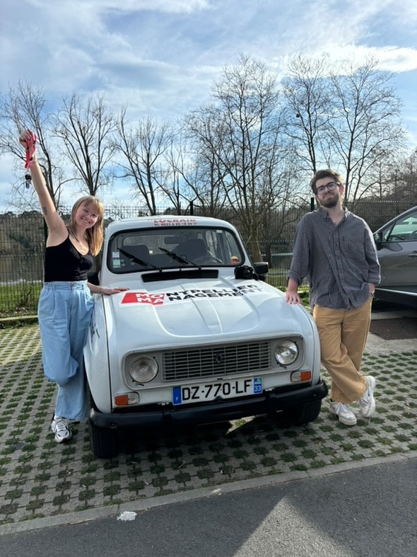 Nos étudiants prenant le départ de la course 4L Trophy